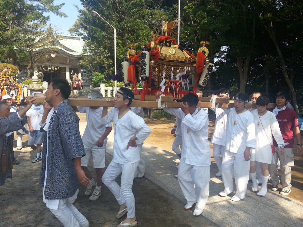 9月22日に小雀五霊社祭の神輿巡行が実施。